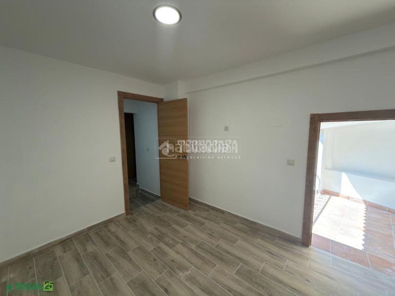 Foto b651dbf2-39e9-4b29-9f6e-3e07922ee702. Casa aparellada a Romeral (El)