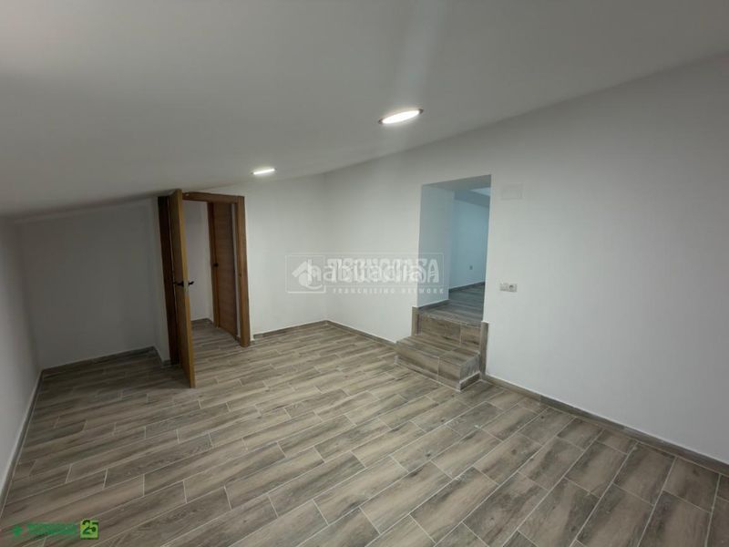 Foto d9f901bd-ceae-4cfc-aa5f-817e121cace5. Casa aparellada a Romeral (El)