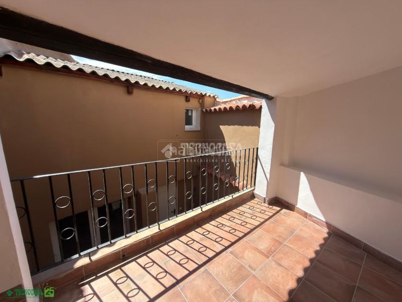 Foto ed3762bd-72bd-4ded-872f-2b383999d76f. Casa aparellada a Romeral (El)