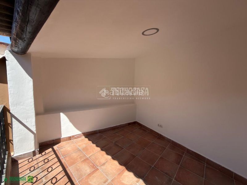 Foto f161fd4e-76cc-42b6-a126-4398d799a402. Casa aparellada a Romeral (El)