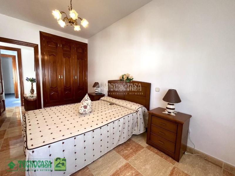 Foto d9698f73-3b0f-4b92-b74d-00f52ab27fcb. Casa aparellada a Noblejas