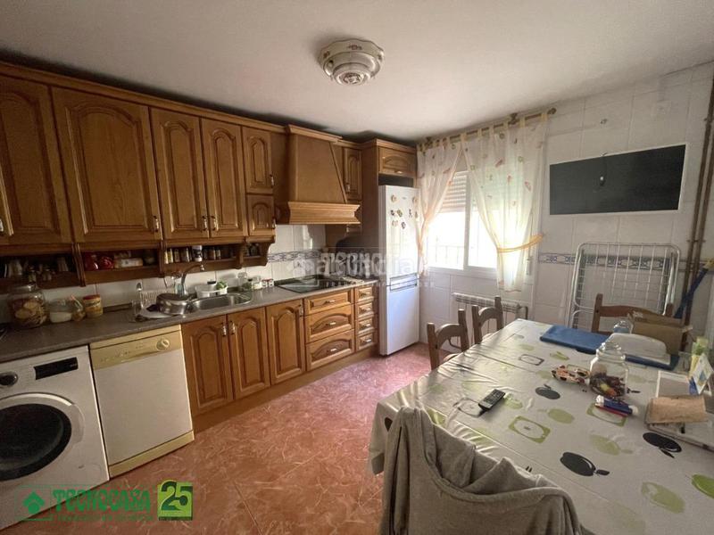 Foto 6550c2de-501b-4cc7-8d42-26cfc3b40f00. Casa aparellada amb calefacció a Yepes