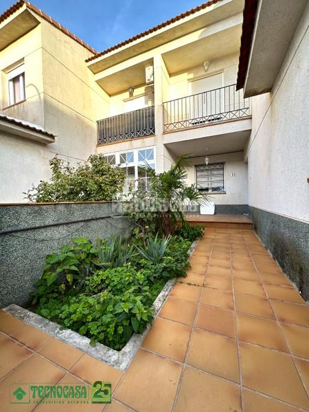 Foto 6e56fd5d-bf8d-4afd-9e60-23e125301a98. Doppelhaus mit parking in Noblejas