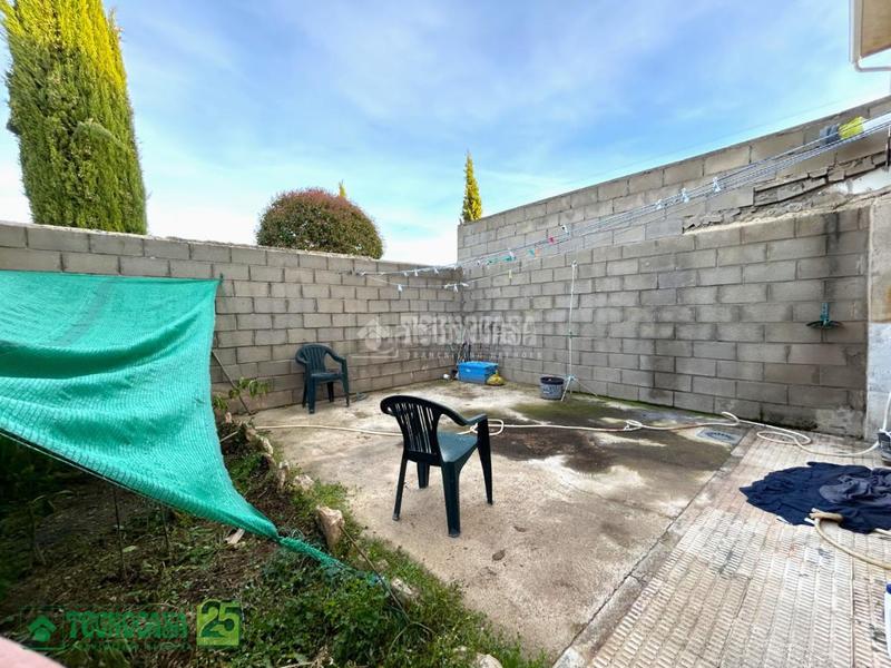 Foto b7610bcc-892a-4e82-a7c7-736e1392b695. Doppelhaus mit parking in Noblejas