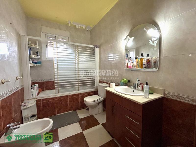 Foto b81e041d-82c9-4504-b614-32c7237d68a8. Doppelhaus mit parking in Noblejas