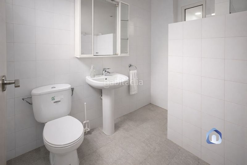 Foto 8a7f9f92-1a6d-4728-8920-e4bb91ee8cb0. Local comercial a Estació del Nord Mollet del Vallès