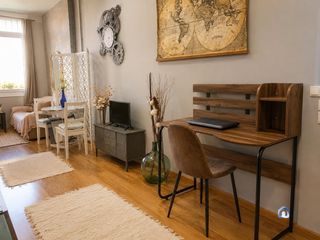 Bureau à Canovelles. Atelier/despacho con zona de descanso
