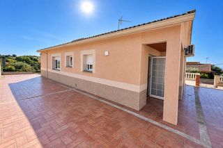 Casa a Lliçà de Vall. Casa a 4 vientos con piscina privada y parking