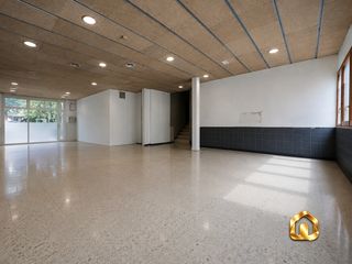 Business premise in Carrer de joaquim mir 56. Local duplex luminoso con salida de humos