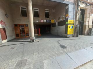 Aparcament cotxe a Carrer de sant pere d'abanto 4. Venta de parking doble