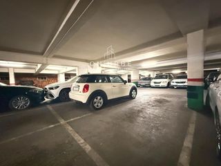 Parking coche  Muntner. Plaza de aparcamiento de fácil acceso en lantiga esquerra de lei