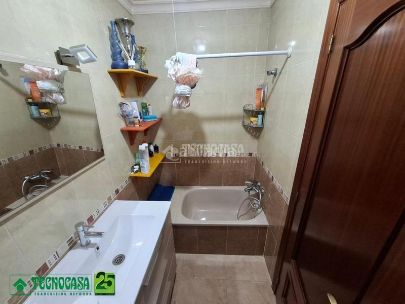 Foto d8c1b82a-0553-4a64-97f7-cde2085a8028. Casa aparellada a Santa María - Pío XII Ciudad Real