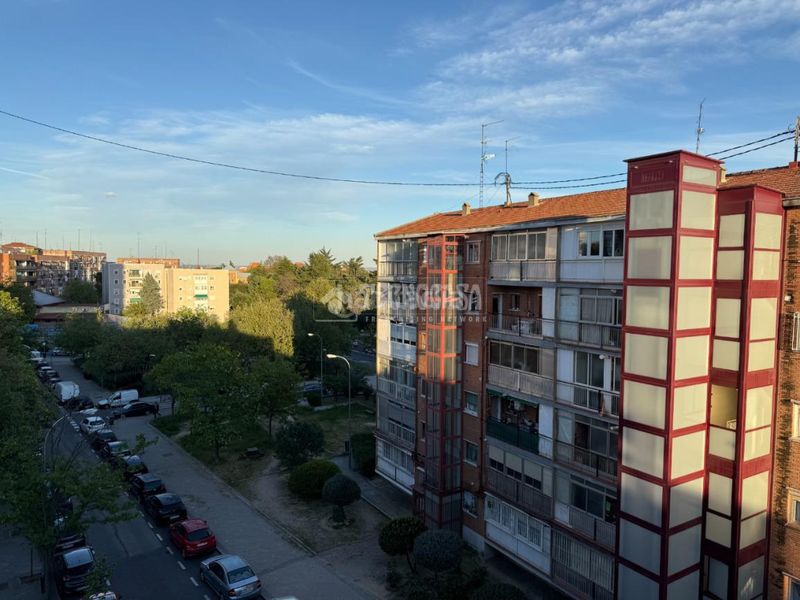 Foto 37ee22c1-7fa6-403b-b27d-352c7c79a9f0. Pis amb calefacció piscina a Pinar del Rey Madrid