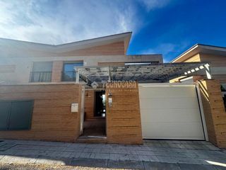 Doppelhaus in Nuevo Aranjuez-Ciudad de las Artes. Casa en venta en aranjuez