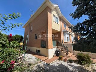 Maison jumelée à Casar (El). Casa en venta en el casar