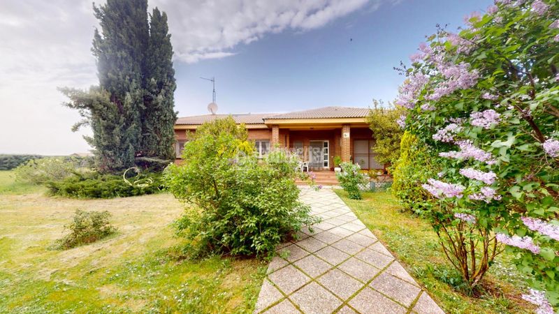 Foto a125f85f-45d3-4b80-854c-8a644fdfa2cf. Casa amb aparcament piscina a Casar (El)
