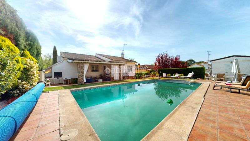 Foto 82dc9174-7c53-4e55-8a7e-b6545fea3ca6. Casa amb aparcament piscina a Casar (El)