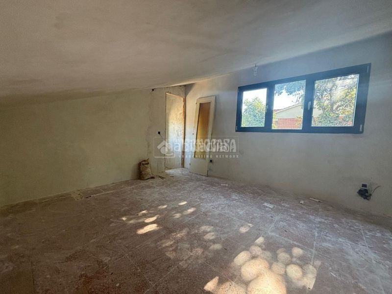 Foto b5d9d958-3d0f-4403-9a42-abf190e4a18e. Casa amb piscina a Casar (El)