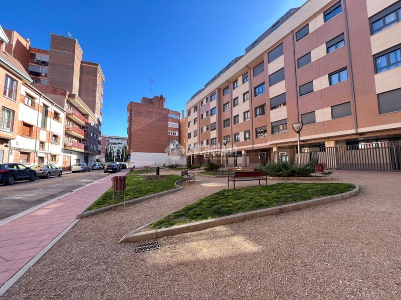 Foto bd244986-e2f3-44a4-9323-2edda0aa69e4. Aparcament cotxe a Vadillos Valladolid