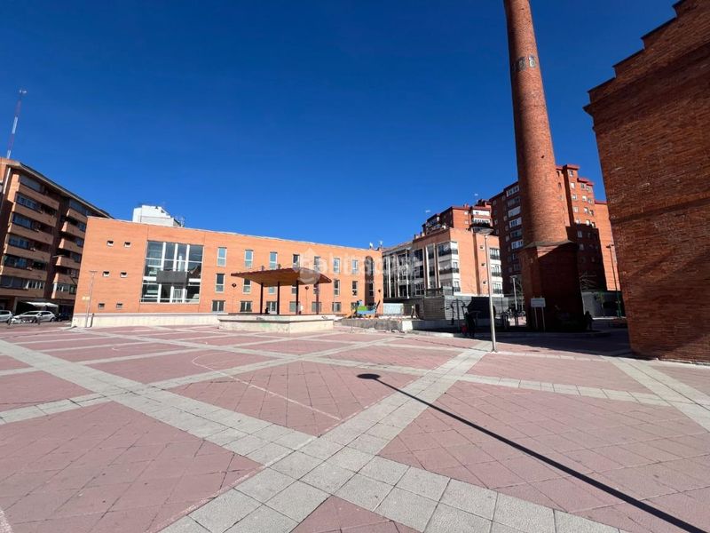 Foto f99ab0ec-c3b9-45d2-81d8-8d264a2301cf. Aparcament cotxe a Vadillos Valladolid
