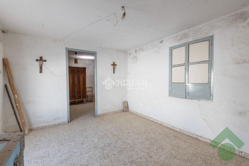 Foto a9d5e372-ec33-4cab-a93a-fed76345fc82. Casa aparellada amb aparcament a Colomera
