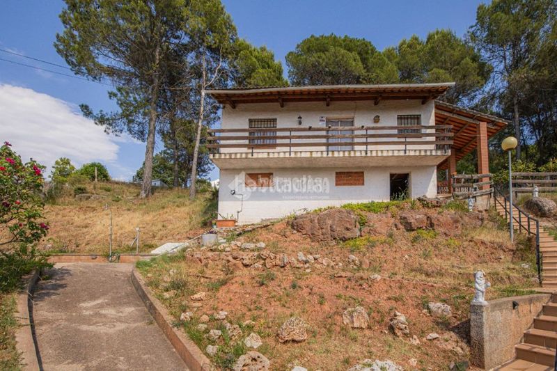 Foto a4b7cb29-2bc0-44c5-b0fa-11bb2b3f9af5. Masia amb aparcament a Vacarisses