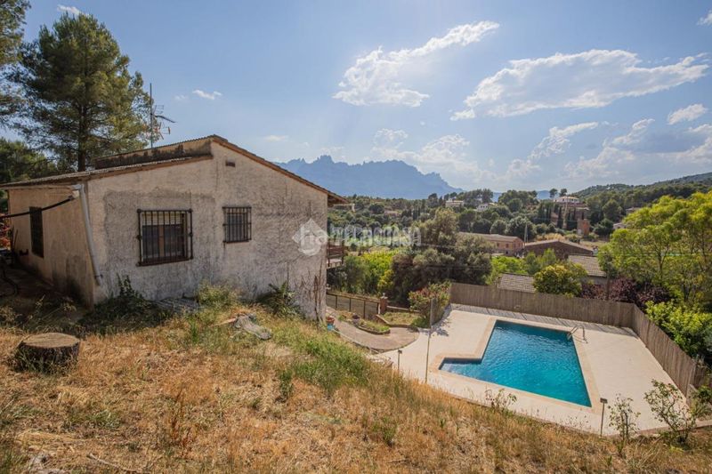 Foto f4e61377-b04b-43e6-be12-eae8e378f8d3. Masia amb aparcament a Vacarisses
