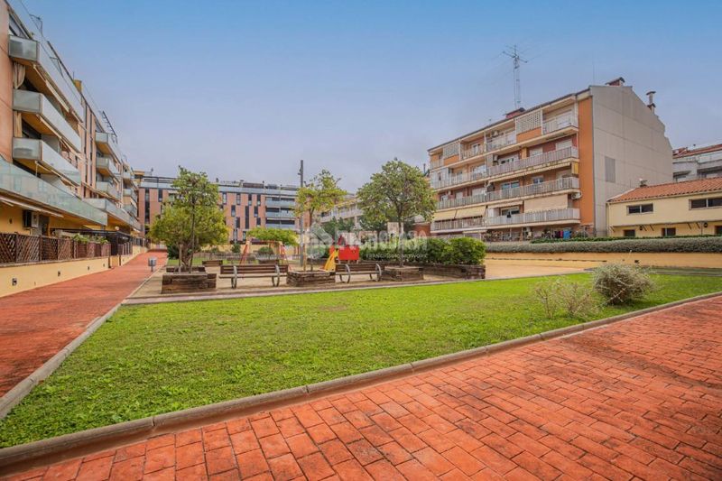 Foto bfb181a9-fa87-4fdb-8fd1-88183e371adf. Pis amb calefacció aparcament piscina a Zona Esportiva Terrassa