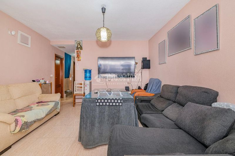 Foto f893cde3-d5a2-4676-bf46-748e9bc81499. Casa aparellada a Fuente Vaqueros
