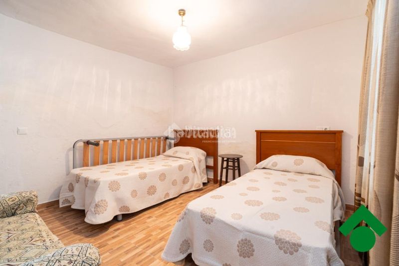 Foto 06219d39-5c63-49f5-a43d-3b5b5d247383. Casa aparellada a Fuente Vaqueros
