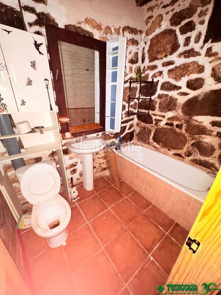 Foto 73e83552-f232-494c-931a-3dfe6638b339. Casa aparellada amb calefacció a Guisando