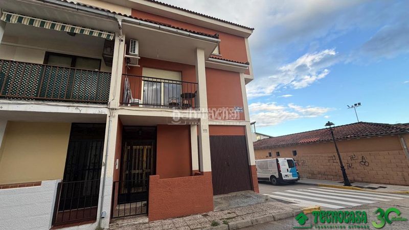 Foto 298fc356-1d0c-43a7-b752-0e4e1ef1cd0e. Casa aparellada a Candeleda
