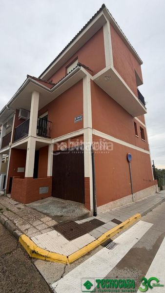 Foto bee7634c-15f9-463d-b9bf-c3ae0c3ed192. Casa aparellada a Candeleda