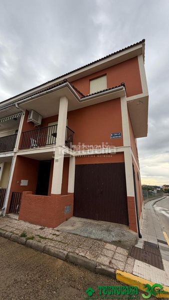 Foto bfcc9963-b2a1-405f-8e99-761820714014. Casa aparellada a Candeleda