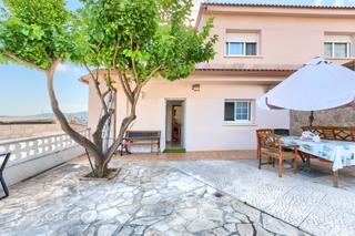 Casa adossada  Carrer cirerer. Exclusivo chalet de tres plantas con amplios espacios y un encan