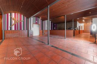 Local Comercial  Carrer del codonyat. Amplio local comercial de 220 m² – ideal para academias, clínica
