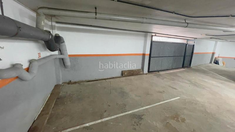 Foto bc2a1765-c5c7-4411-aff4-d473f85fc0e0. Autoparkplatz in Cunit diagonal Cunit