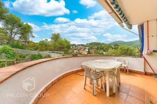 Maison  Carrer de pamplona. Encantadora casa con jardín, 3 dormitorios y estilo clásico – li