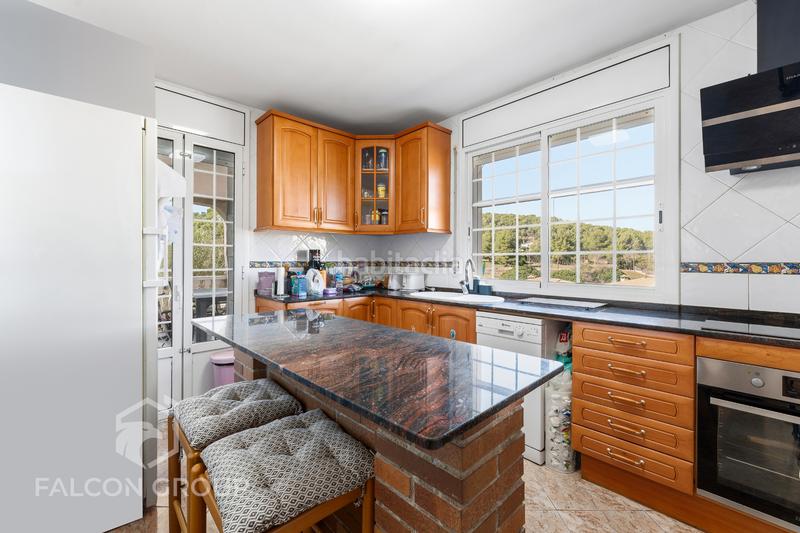 Foto b3240bf4-36c7-4447-9ce7-c682087378e4. Chalet avec chauffage parking piscine dans Canyelles