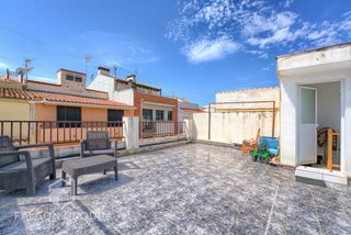 Appartement  Carrer doctor ferran. Se vende piso en les roquetes con gran terraza privada, ubicado