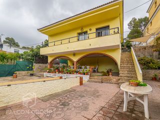 Casa  Avinguda montserrat 8. Encantadora casa independiente con jardín, piscina, huerto y amp