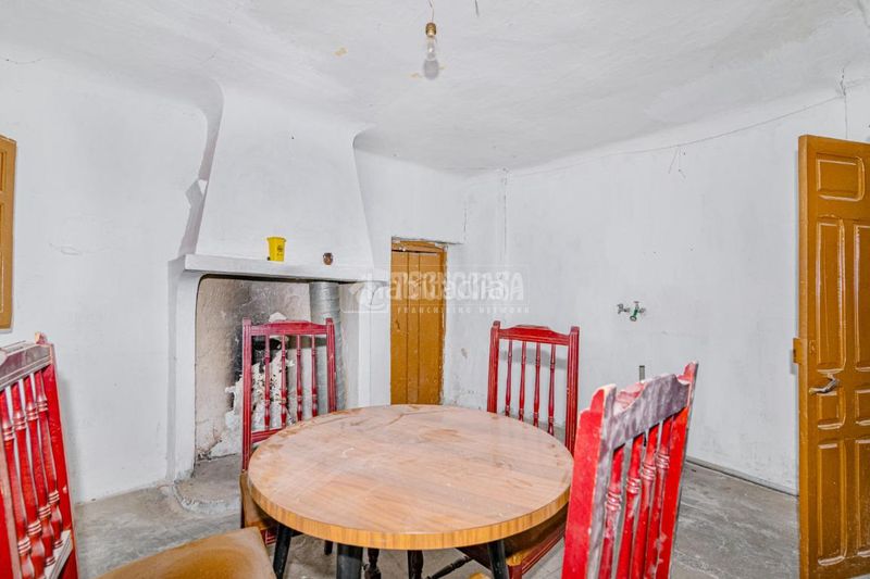Foto 20d0f5cf-d3f6-4c8c-a1e4-8ebbeb23fe32. Casa aparellada a Güéjar Sierra