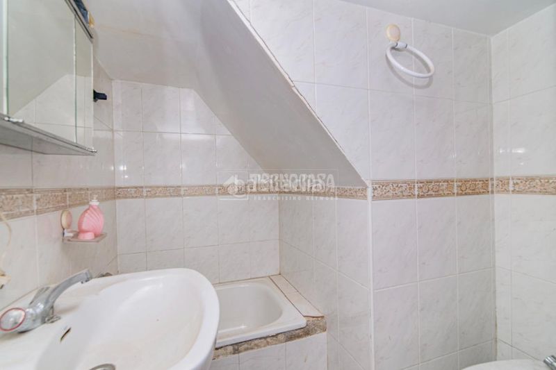 Foto fa831930-8660-4732-b502-349473ec9be3. Casa aparellada a Güéjar Sierra