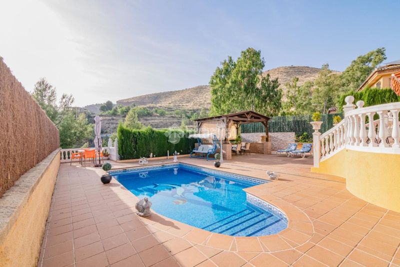 Foto 04151c41-d251-4a47-b8c2-ccac31ba0090. Casa amb piscina a Cenes de la Vega