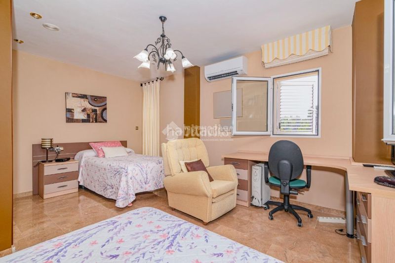 Foto 0c613972-1ee7-4194-9167-7c8d717daaff. Casa amb piscina a Cenes de la Vega