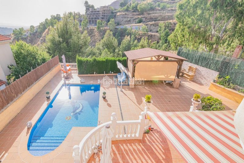 Foto 0e8735db-6c67-48c2-9e58-d05323105f3a. Casa amb piscina a Cenes de la Vega