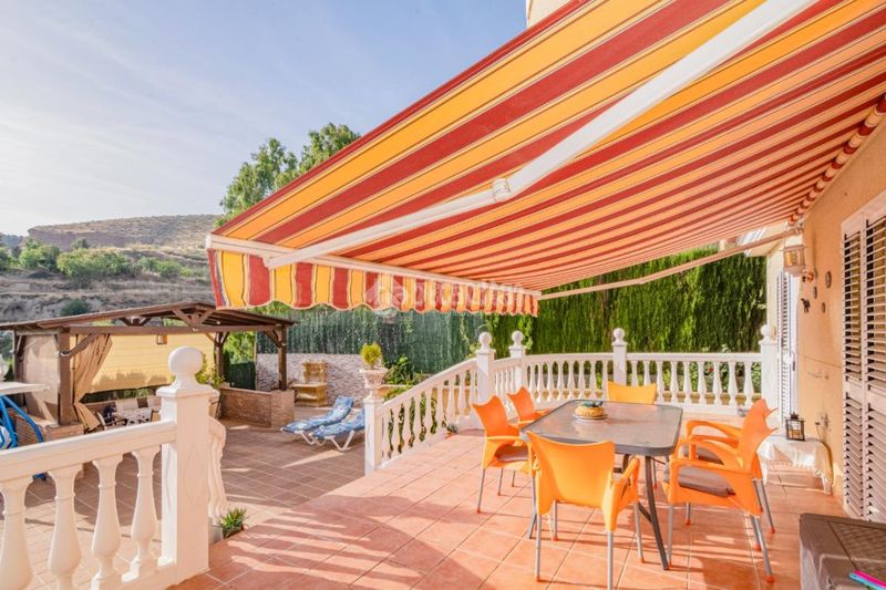 Foto 4df2de65-ec69-43fe-96e6-c99ab52c3385. Casa amb piscina a Cenes de la Vega