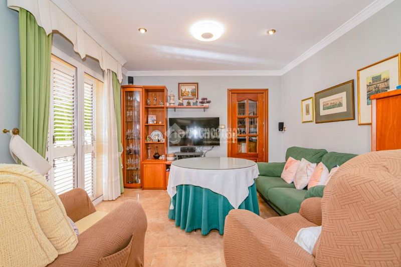 Foto 536942f3-ece2-4350-9791-b307fed7e5ee. Casa amb piscina a Cenes de la Vega