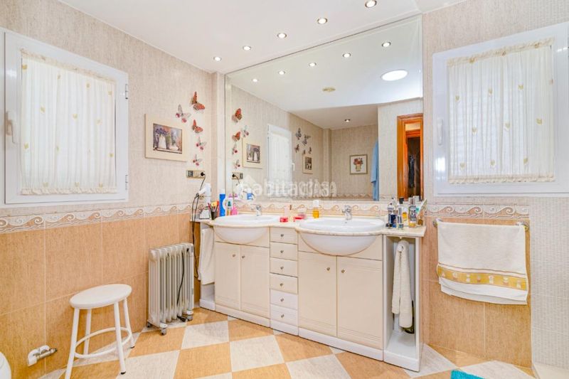 Foto 703c5bd8-e3c0-4068-acc4-8f46e6b06571. Casa amb piscina a Cenes de la Vega