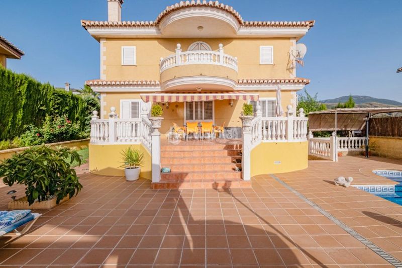 Foto 89cf5007-5cf6-4c6e-a20a-3477b974a968. Casa amb piscina a Cenes de la Vega
